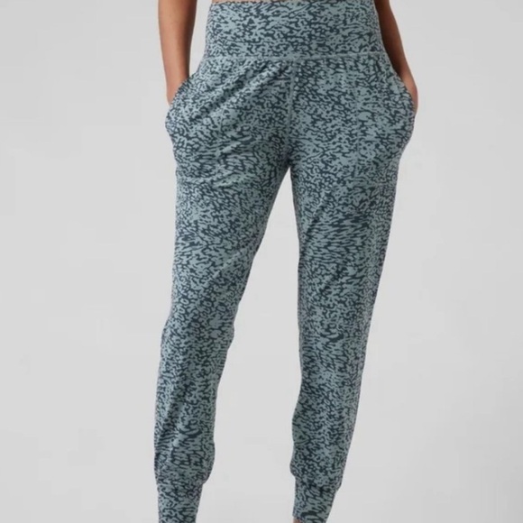 Athleta Salutation Jogger Ocelot Spot Minimalistic Grey size: XS - Picture 1 of 14